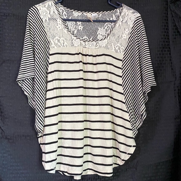 Flowy white top with black stripes and lace detail - Picture 1 of 3
